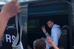 “西决之后文班亚马现身人气爆棚～大批球迷等候MVP”相关视频